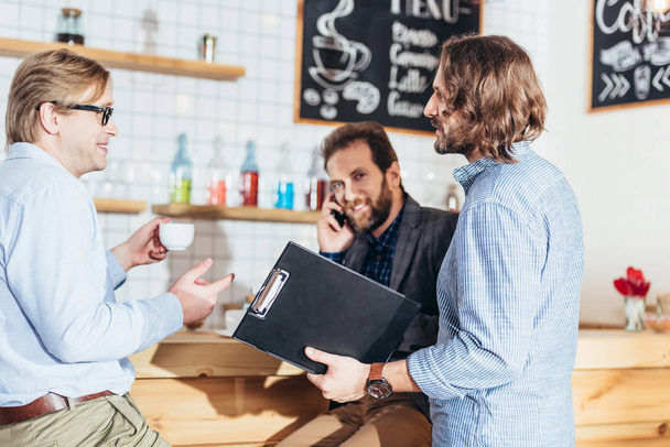 ondernemers werken en praten in café - Foto, afbeelding
