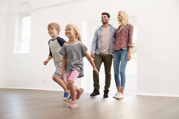 Excited Family Exploring New Home - Foto, Bild