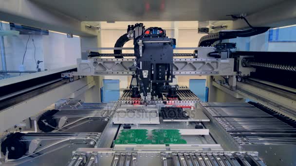 Automatické robotické elektronických součástí výrobní stroje. 4k. - Záběry, video