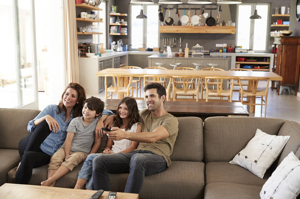 Family Watching Television - Foto, Bild