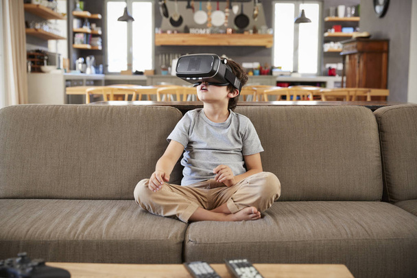 Boy Wearing Virtual Reality Headset - Фото, зображення
