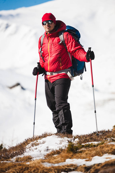 ορειβάτης στα βουνά το χειμώνα. - Φωτογραφία, εικόνα