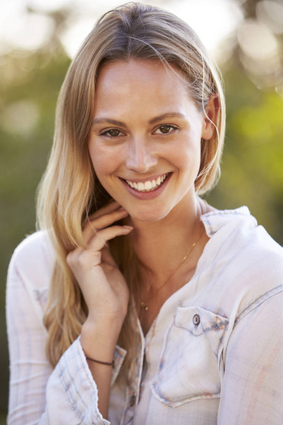 Portrait of young woman smiling outdoors - Φωτογραφία, εικόνα