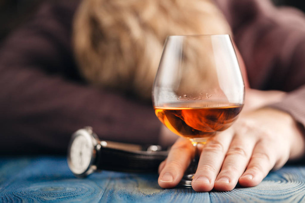 Alcoholic man sleep afer drink more whiskey - Фото, зображення