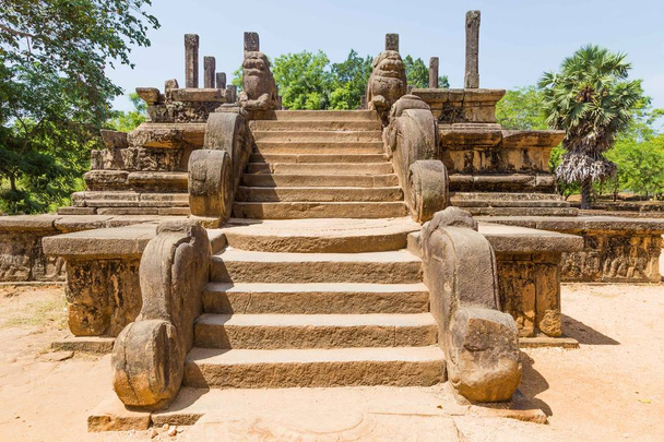 Ruina de un antiguo edificio en Polonnaruwa, la capital medieval
 - Foto, imagen