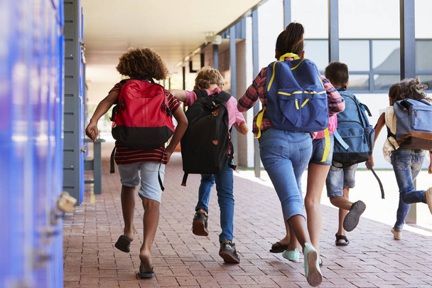 kids running in elementary school hallway - Fotó, kép