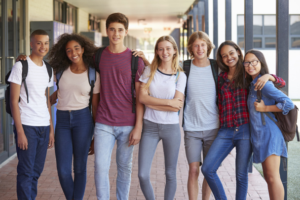 одноклассники, стоящие в коридоре средней школы
 - Фото, изображение