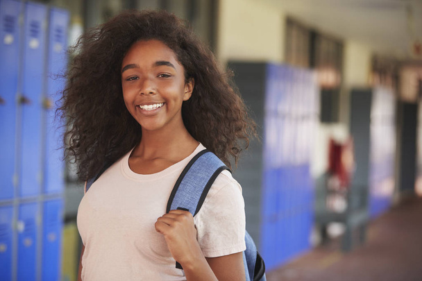 girl smiling in high school corridor - Foto, immagini