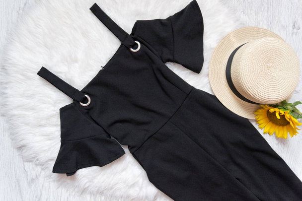Siyah elbise beyaz kürk, şapka ve ayçiçeği. Moda kavramı - Fotoğraf, Görsel