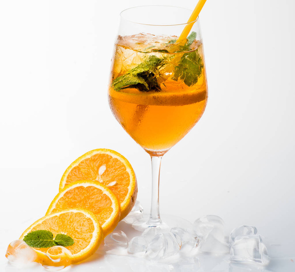 Alcoholic beverage and lemon fruit at restaurant. - Foto, afbeelding