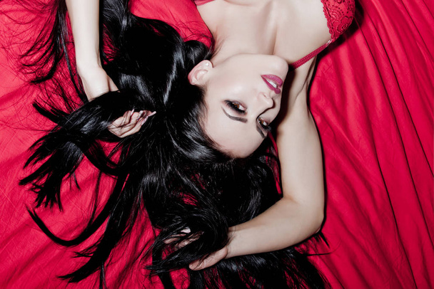 woman on red bed - Foto, Imagem