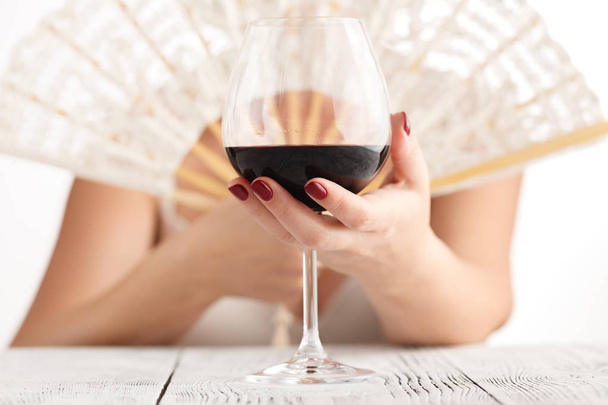 Mulher beber álcool, vinho tinto de vidro na mão
 - Foto, Imagem