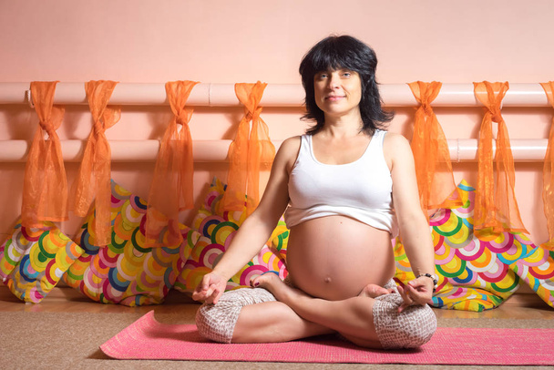 Raskaus jooga ja kunto käsite. Terveellisen äitiyden elämäntapa käsite. 40 viikkoa raskaana keski-ikäinen valkoihoinen nainen istuu Lotus Asana tekee jooga liikunta
. - Valokuva, kuva