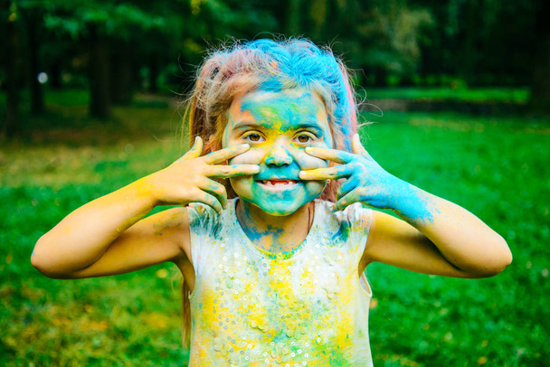 portrét malé radostné holčičky, čelit v holi barvy - Fotografie, Obrázek