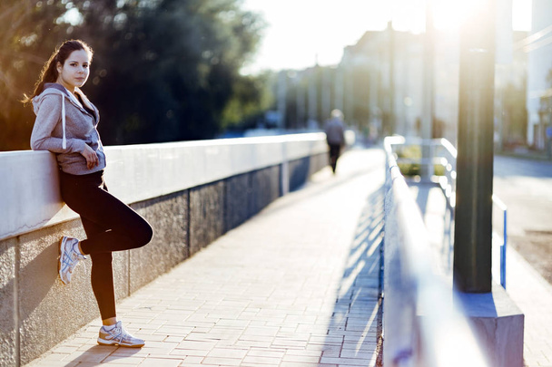 woman resting in city after jogging - Foto, afbeelding