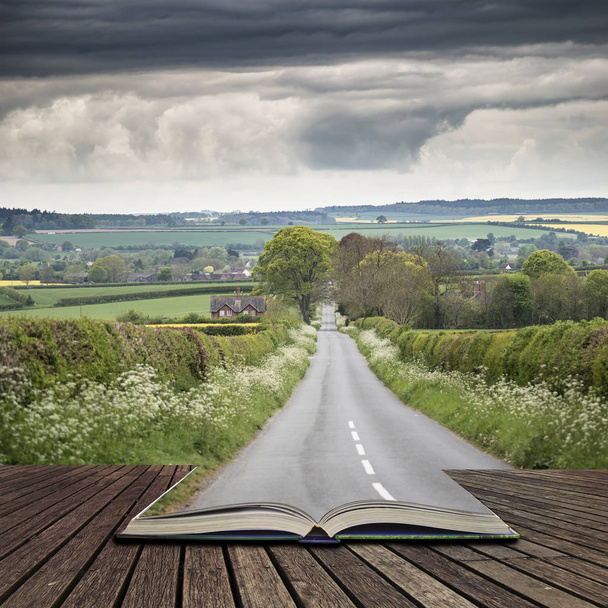 Landschaftsbild einer leeren Straße in englischer Landschaft mit Dramaturgie - Foto, Bild