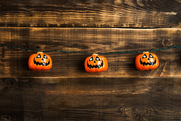 Cabezas de calabaza de Halloween sobre fondo de madera
 - Foto, Imagen