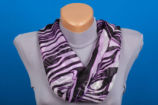 Бузковий шарф на манекені ізольований на синьому фоні
 - Фото, зображення