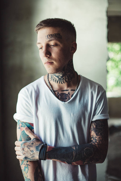 Komea mies, jolla on tatuoitu ruumis
 - Valokuva, kuva