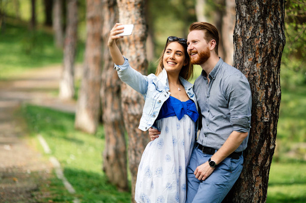 Couple taking selfie in nature - Foto, imagen