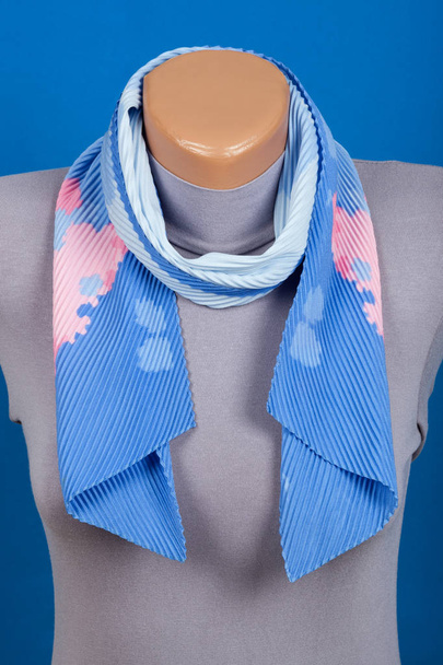 Bufanda azul sobre maniquí aislado sobre fondo azul
. - Foto, Imagen