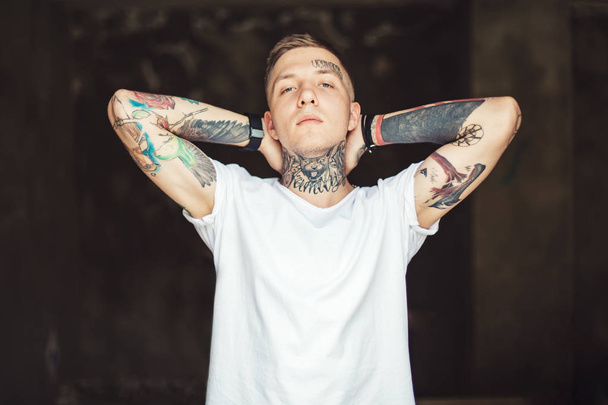 Confident tattooed man posing outside - Фото, изображение
