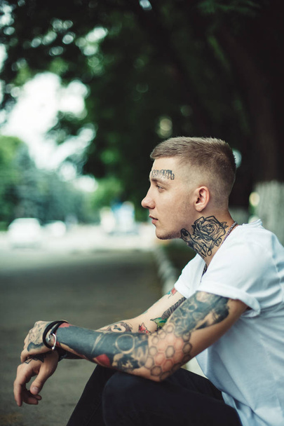Pohledný muž s Tetovaný tělem - Fotografie, Obrázek