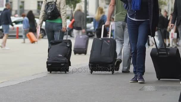 Toeristische met koffer verlaten airport, mensen reizen, slow-motion video - Video