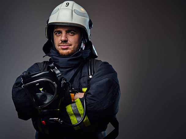 Brandweerman in uniform en helm. - Foto, afbeelding