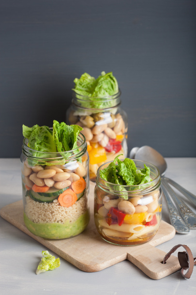 Veganer Couscous und Nudelsalat in Einmachgläsern mit Gemüsebea - Foto, Bild