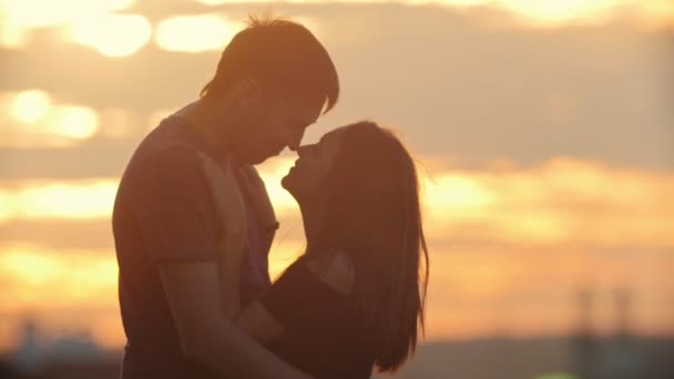 Portret kochający par - mężczyzna i kobieta o zachodzie słońca - pocałunek - Materiał filmowy, wideo
