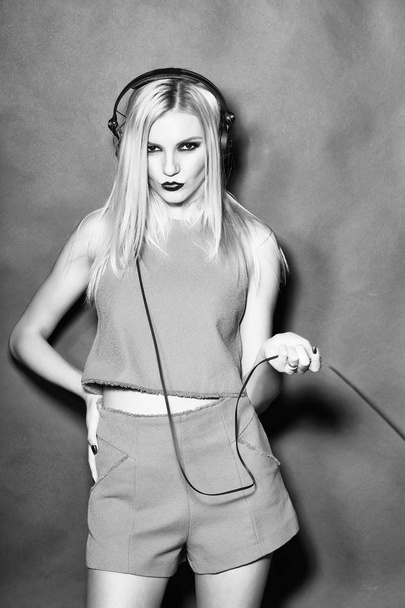 pretty blonde dg girl in headset on pink - Zdjęcie, obraz