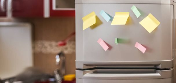 Folha de papel vazia na porta do refrigerador com papel clipe magnético
  - Foto, Imagem