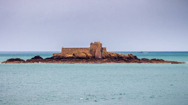 Saint Malo beach, Fort National during Low Tide. Brittany, Franc - Foto, immagini