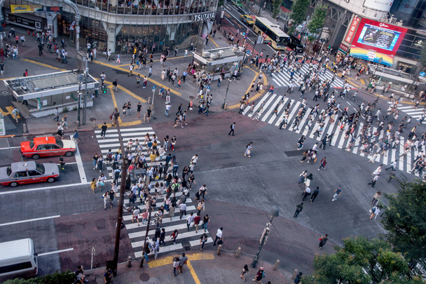 TOKYO, JAPAN JUNE 28 - 2017: Top view of crowd of people crossing in Shibuya street, one of the busiest crosswalks in the world, in the Ginza District in Tokyo - Foto, immagini