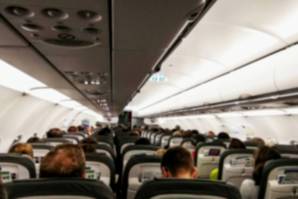 intérieur de l'avion commercial moderne avec des passagers sur leurs sièges en attente de décollage
. - Photo, image