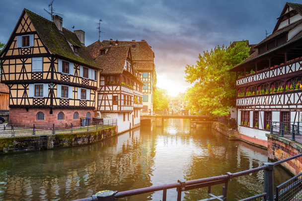 Perinteiset värikkäät talot La Petite Ranskassa, Strasbourgissa, Als
 - Valokuva, kuva