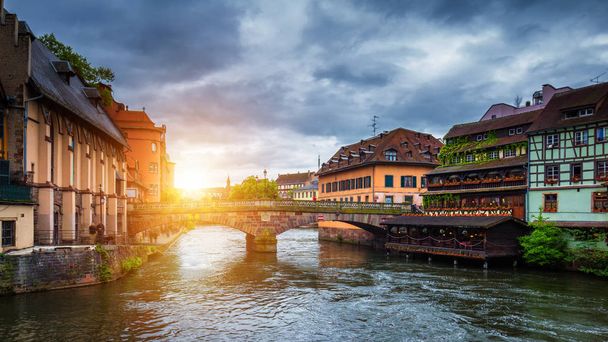 Kaunis näkymä historialliseen kaupunkiin Strasbourgissa, värikäs hous
 - Valokuva, kuva