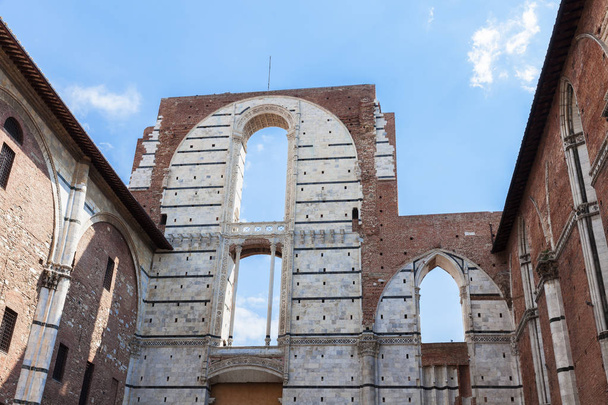 Unfinished walls near the Siena Cathedral (Duomo di Siena) - 写真・画像