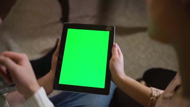 クリスマス ・ イヴに緑色の画面の ipad を見てカップル - 映像、動画