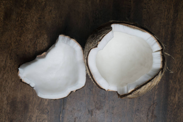 kokos na drewnianym stole - Zdjęcie, obraz