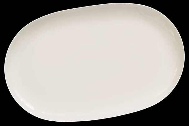 Bandeja de porcelana blanca oblonga aislada sobre fondo negro
 - Foto, imagen