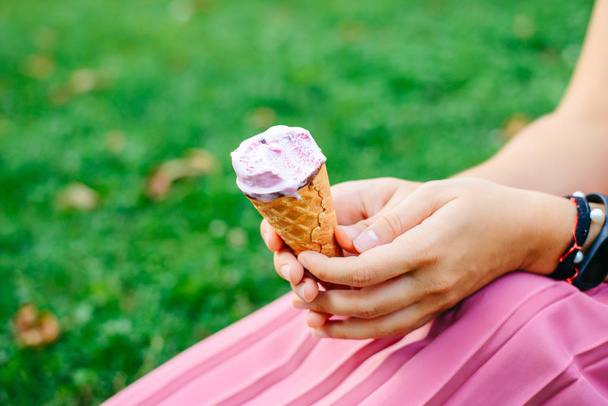 concept photo femme tenir crème glacée
 - Photo, image