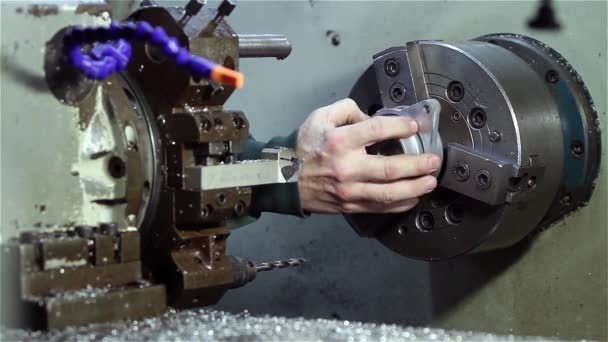 Χειριστής που εργάζονται σε βιομηχανικές τόρνου - Πλάνα, βίντεο