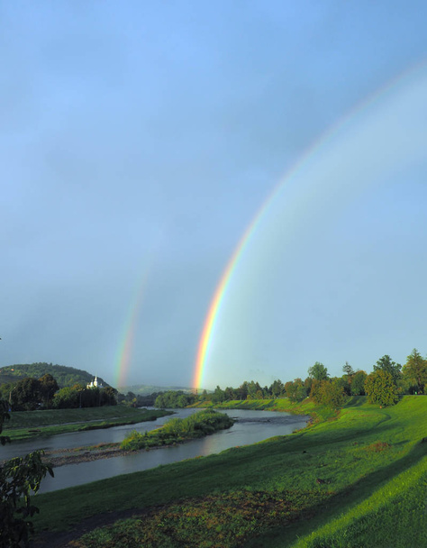fiume di montagna arcobaleno
 - Foto, immagini
