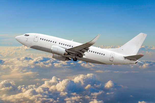 Пассажирский самолет летит в небо, набирая высоту над облаками
 - Фото, изображение
