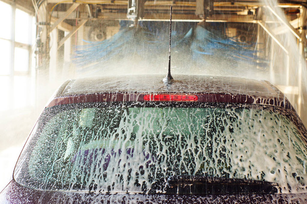 c Automatic car wash in action - Foto, afbeelding