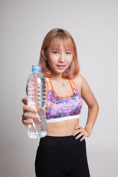 Beautiful Asian healthy girl with bottle of drinking water. - Valokuva, kuva