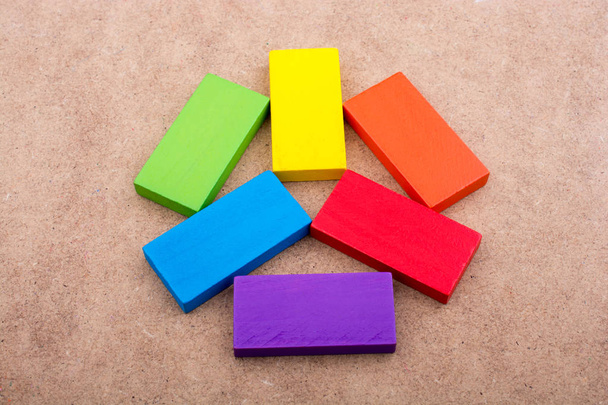Blocs en bois de différentes couleurs
  - Photo, image
