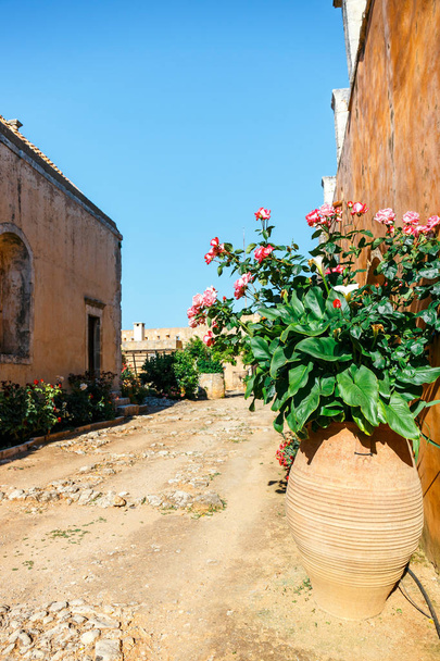 Lindas rosas no pote, Mosteiro Arkadi na ilha de Creta, Grécia
 - Foto, Imagem